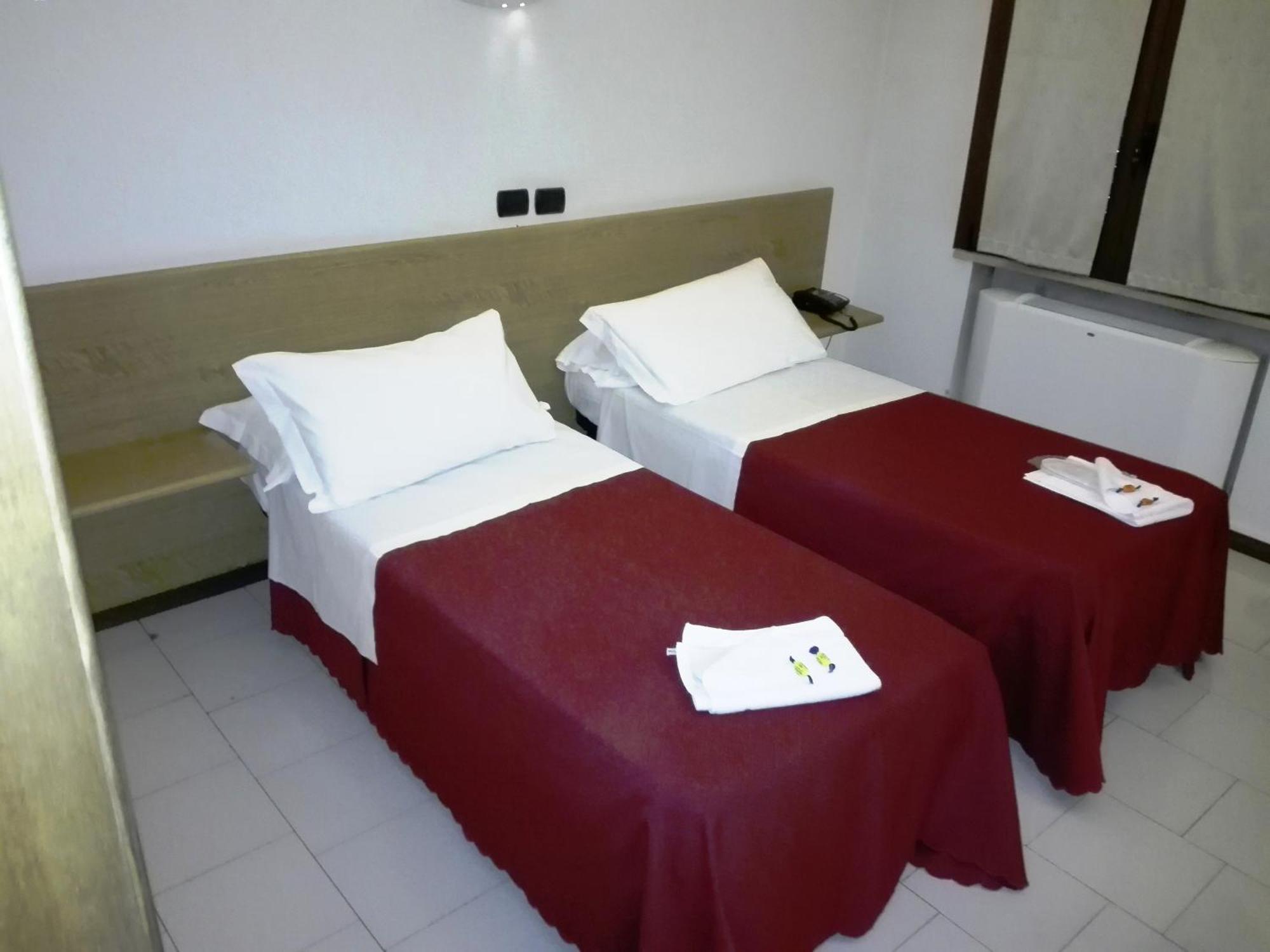 Hotel Motel Est เปสเคียรา บอร์โรเมโอ ภายนอก รูปภาพ